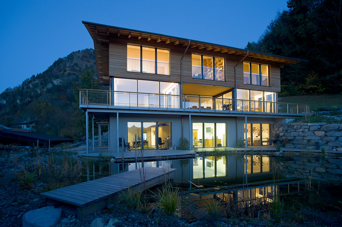 Beleutetes Passivhaus in der Dämmerung