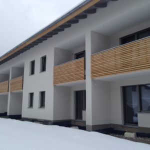 Wohnhaus Mit Modernen Holzbalkonen