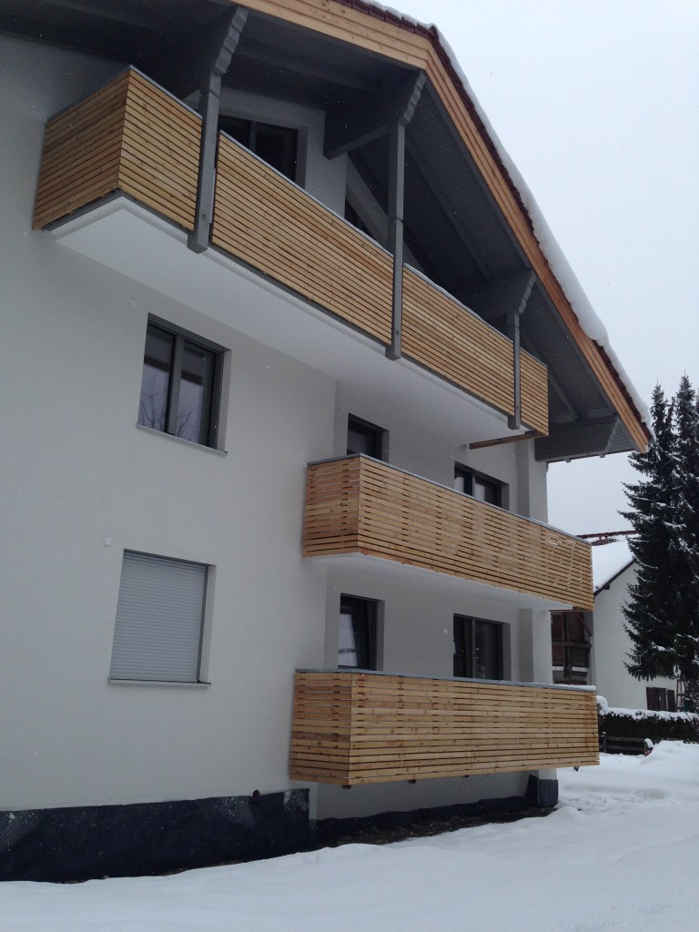 Haus mit modernen Holzbalkonen